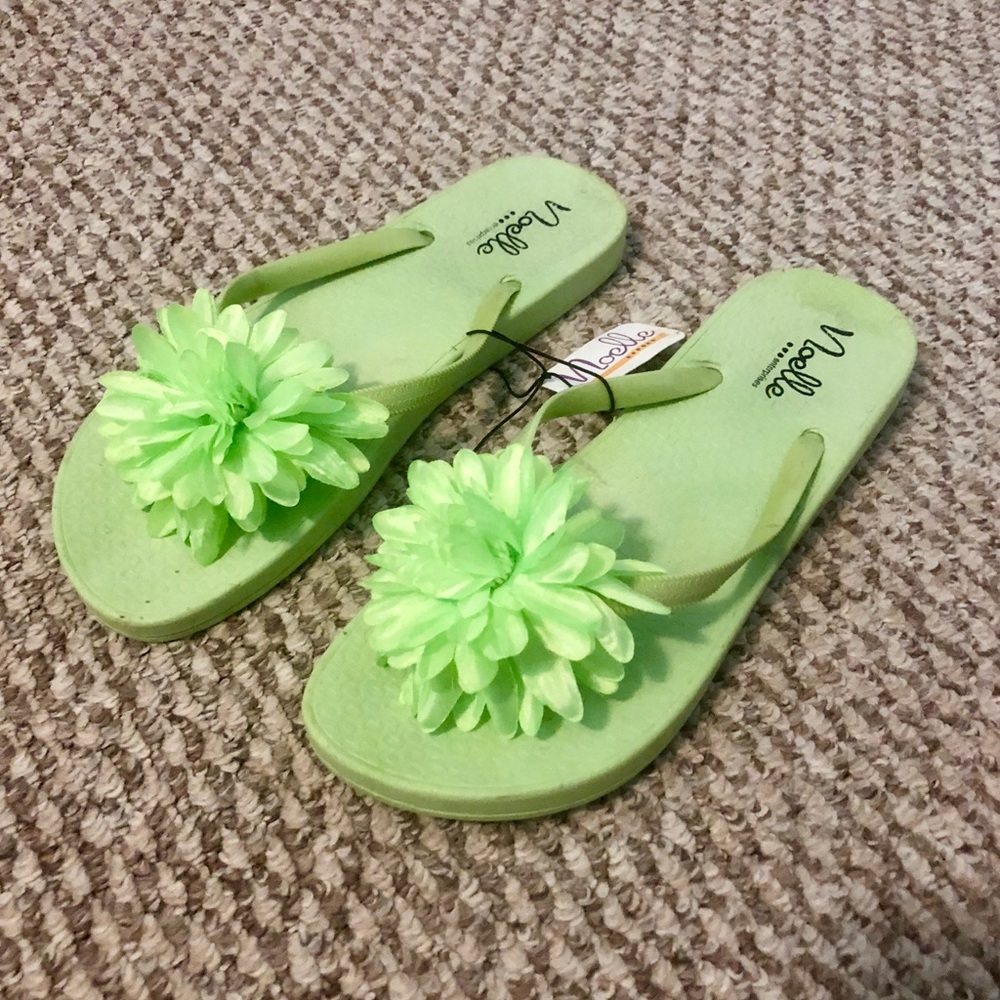 Cute Flower Flip Flops NWT
